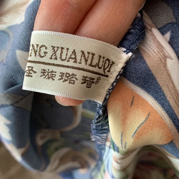 Supper unique 65% silk short sleeve floral top. - Picture 9 of 11